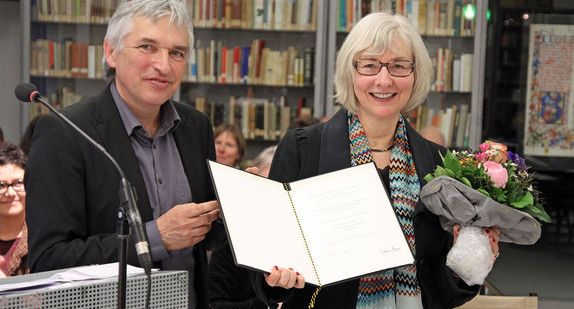 Verleihung Kleinverlagspreis an den persona-Verlag: Staatssekretär Jürgen Walter mit Lisette Buchholz, Quelle: ka-news.de