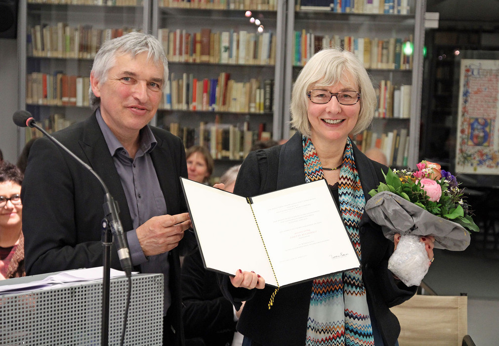 Verleihung Kleinverlagspreis an den persona-Verlag: Staatssekretär Jürgen Walter mit Lisette Buchholz, Quelle: ka-news.de