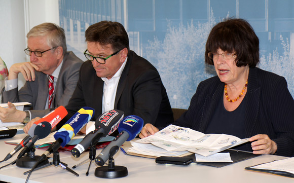 Flüchtlinge Neuer Flüchtlingsguide vorgestellt v.l.n.r.: Ministerialdirektor Julian Würtenberger, Sozial- und Integrationsminister Manne Lucha und Staatsrätin Gisela Erler