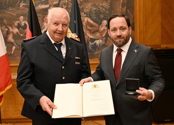 Europa Staufermedaille für Verdienste um europäischen Zusammenhalt Staatssekretär Florian Hassler (rechts) und Herbert Bader (links)