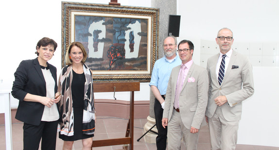 Gruppenbild vor der Hängung des Gemäldes (v.l.n.r.): Prof. Dr. Pia Müller-Tamm (Direktorin der Kunsthalle Karlsruhe), Petra Olschowski (Kunststaatssekretärin), Thomas Heidenreich (Chefrestaurator), Dr. Martin Hoernes (Generalsekretär der Ernst von Siemens-Stiftung), Prof. Dr. Frank Druffner (Stv. Generalsekretär der Kunststiftung der Länder), Foto: Kunsthalle Karlsruhe
