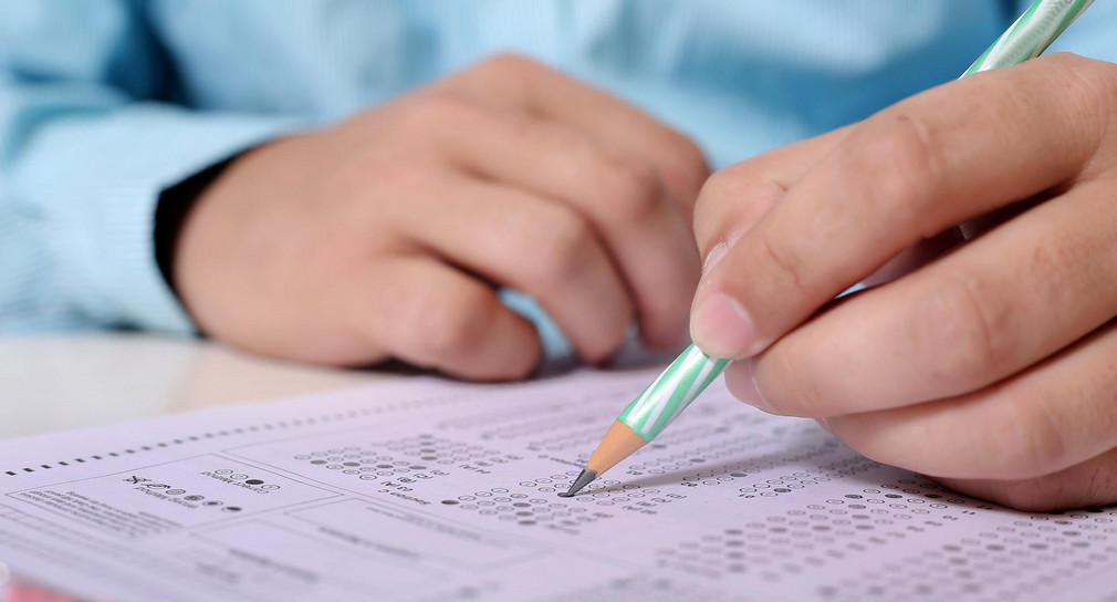 Symboldbild: Ein Student schreibt eine Prüfung