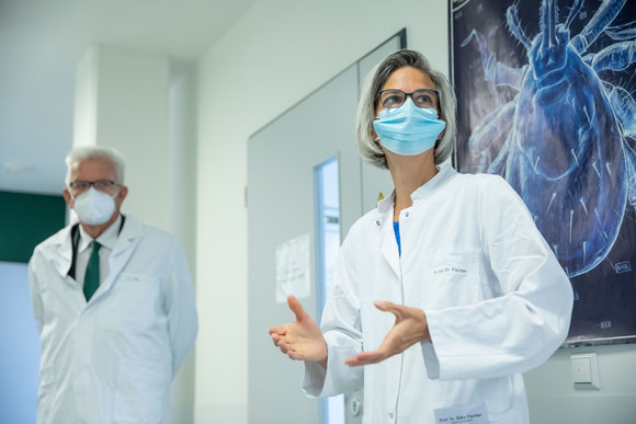 Coronavirus Kretschmann besucht Landesgesundheitsamt v.l.n.r.: Ministerpräsident Winfried Kretschmann und Silke Fischer, leitende Medizinaldirektorin des Referats Hygiene und Infektionsschutz im Landesgesundheitsamt (Bild: Staatsministerium Baden-Württemberg)
