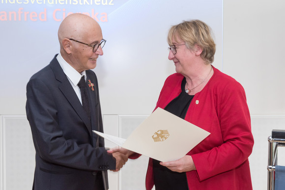 Bundesverdienstkreuz Bundesverdienskreuz für Prof. Manfred Cierpka