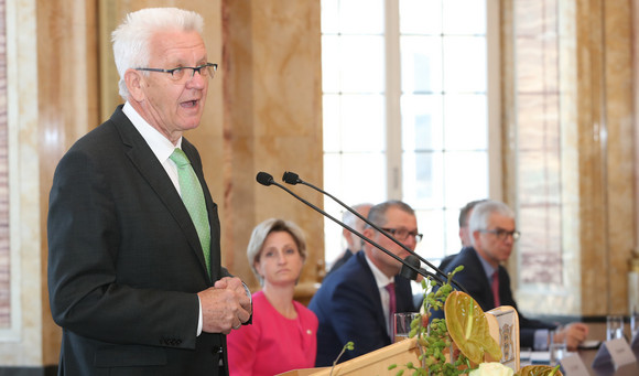 Ausbildung Neues Ausbildungsbündnis unterzeichnet Winfried Kretschmann, Ministerpräsident von Baden-Württemberg, bei seiner Ansprache (Bild: Staatsministerium Baden-Württemberg)