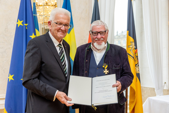 Auszeichnung Verdienstorden des Landes an 22 verdiente Persönlichkeiten Ministerpräsident Winfried Kretschmann (links) und Ewald Schrade (rechts)