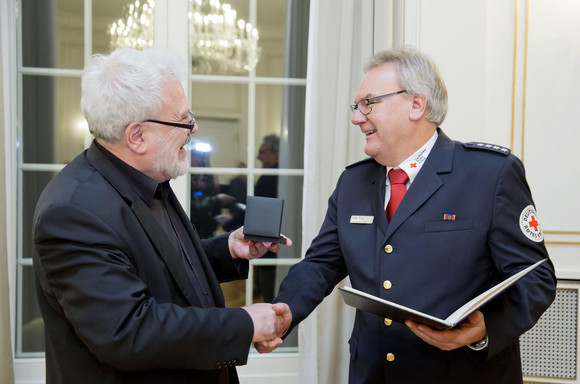 Auszeichnung Staufermedaille für Peter Kurz Staatsminister Klaus-Peter Murawski (l.) und Peter Kurz (r.)