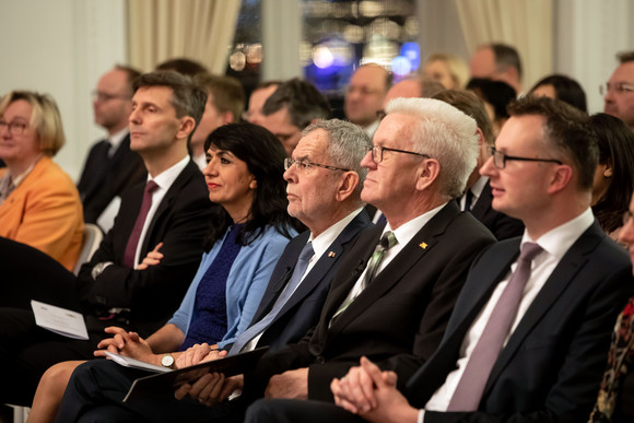Besuch Österreichischer Bundespräsident besucht Baden-Württemberg Wissenschaftsministern Theresia Bauer (l.), Landtagspräsidentin Muhterem Aras (3.v.l.), österreichischer Bundespräsidenten Dr. Alexander Van der Bellen (3.v.r.) und Ministerpräsident Winfried Kretschmann (2.v.r.)(Bild: Staatsministerium Baden-Württemberg)