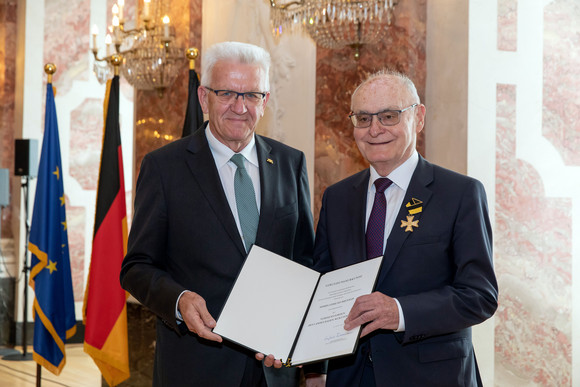Auszeichnung Verdienstorden des Landes an 18 verdiente Persönlichkeiten Ministerpräsident Winfried Kretschmann (l.) und Edmund Brenner (r.) (Bild: Staatsministerium Baden-Württemberg)