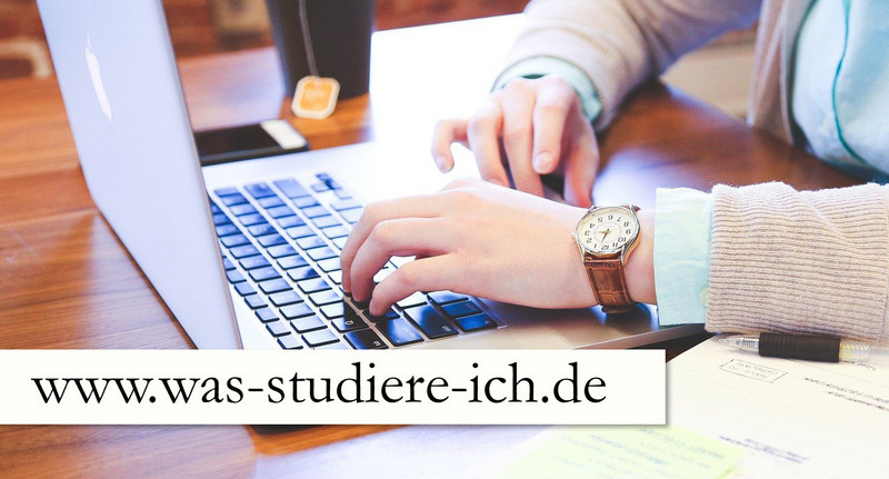 Symbolbild Studentin am Schreibtisch