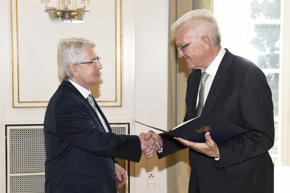Auszeichnung Verdienstkreuz 1. Klasse für Frank Elstner Ministerpräsident Winfried Kretschmann (r.) und Frank Elstner (l.)
