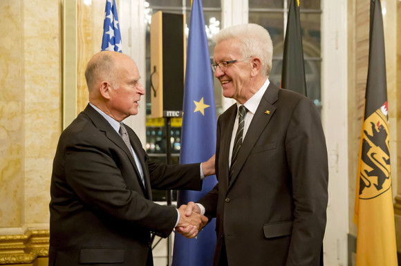 Besuch Kretschmann empfängt Gouverneur von Kalifornien Ministerpräsident Winfried Kretschmann (r.) und der Gouverneur von Kalifornien, Edmund G. „Jerry“ Brown Jr. (l.)