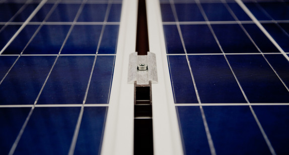 Nahaufnahme einer Photovoltaikanlage