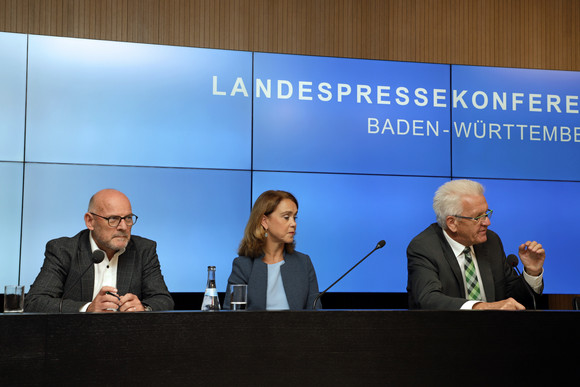 Pressekonferenz Radschnellwege und Kulturförderung v.l.n.r.: Verkehrsminister Winfried Hermann, Kunststaatssekretärin Petra Olschowski und Ministerpräsident Winfried Kretschmann bei der Regierungspressekonferenz (Bild: Staatsministerium Baden-Württemberg)