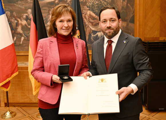 Europa Staufermedaille für Verdienste um europäischen Zusammenhalt Staatssekretär Florian Hassler (rechts) und Johanna Dudzinski-Tann (links)