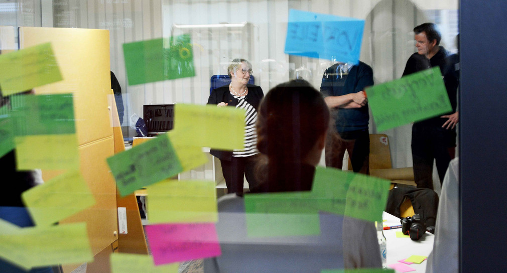 Wissenschaftsministerin Theresia Bauer (l.) im Gespräch (Foto: Ministerium für Wissenschaft, Forschung und Kunst Baden-Württemberg)