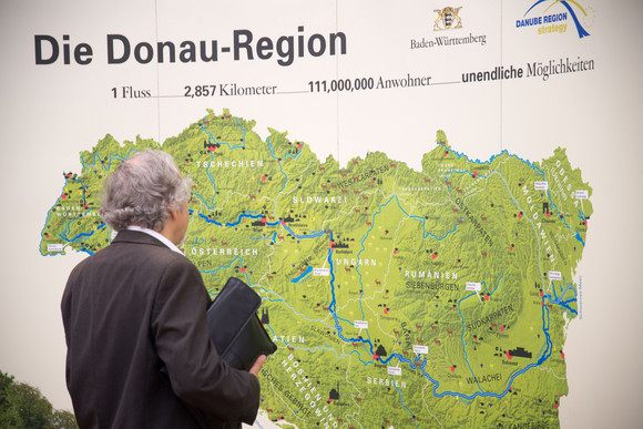 Donauraum Informations- und Beteiligungstag zur Donauraumstrategie Ein Mann betrachtet eine Landkarte des Donauraums