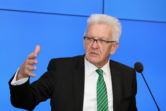 Pressekonferenz Regierungspressekonferenz Ministerpräsident Winfried Kretschmann bei der Regierungspressekonferenz (Bild: Staatsministerium Baden-Württemberg)