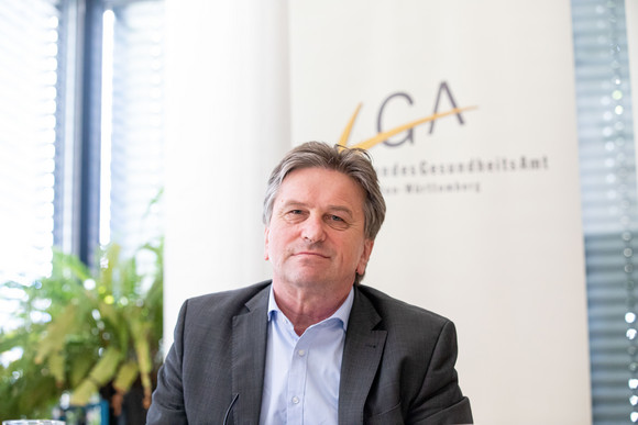 Coronavirus Kretschmann besucht Landesgesundheitsamt Gesundheitsminister Manne Lucha (Bild: Staatsministerium Baden-Württemberg)