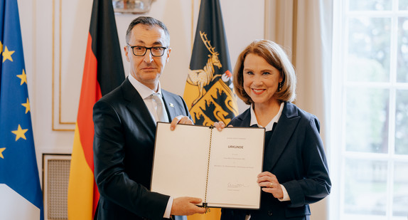 Urkundenübergabe