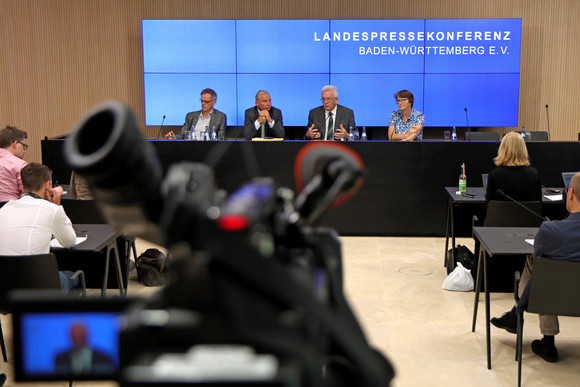 PRESSEKONFERENZ Mehr Sicherheit für das Land v.l.n.r.: Regierungssprecher Rudi Hoogvliet, Innenminister Thomas Strobl, Ministerpräsident Winfried Kretschmann und die Vorsitzende der Landespressekonferenz Baden-Württemberg, Barbara Schlegel