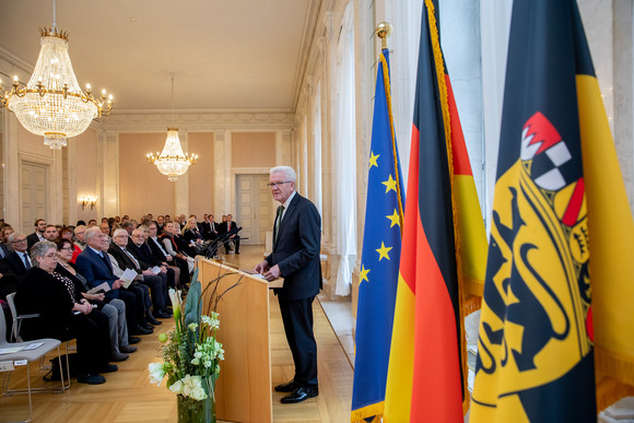 Tag des Ehrenamtes Kretschmann würdigt besonderes ehrenamtliches Engagement Ministerpräsident Winfried Kretschmann (r.) bei seiner Ansprache zu den Gästen (Bild: Staatsministerium Baden-Württemberg)