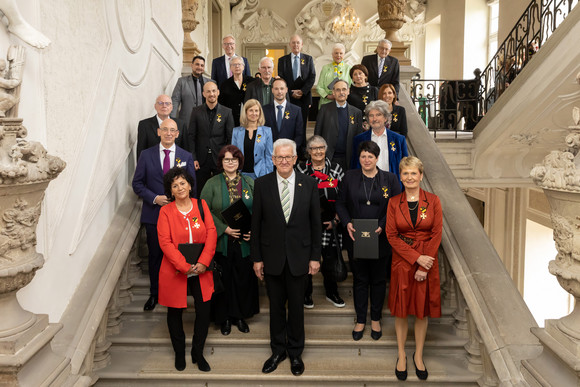 Auszeichnung Verdienstorden des Landes an 21 verdiente Persönlichkeiten Gruppenbild mit Ministerpräsident Winfried Kretschmann (vorne, Mitte) und den Ordensprätendentinnen und Ordensprätendenten