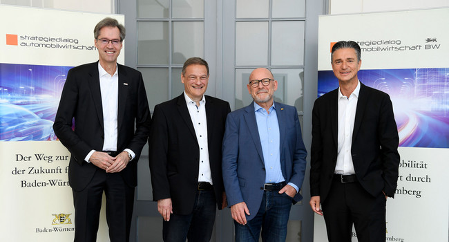 v.l.n.r.: Markus Heyn (Bosch); Franz Loogen (e-mobil BW); Verkehrsminister Winfried Hermann; Lutz Meschke (Porsche)']