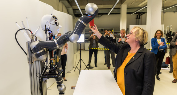 Ministerin Bauer beim Besuch Cyber Valley