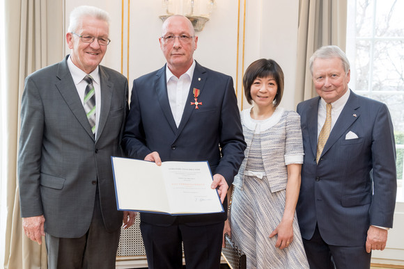 Auszeichnung Verdienstkreuz am Bande für Uwe Hück v.l.n.r.: Ministerpräsident Winfried Kretschmann, Uwe Hück, seine Ehefrau und Wolfgang Porsche