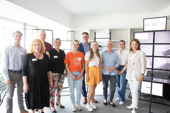 Gruppenbild mit Wissenschaftsministerin Petra Olschowski