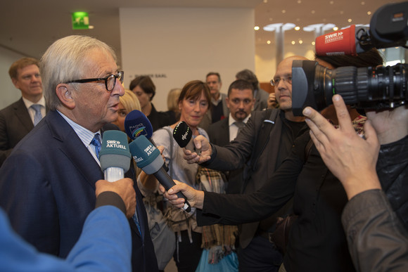Europadialog 1000. EU-Bürgerdialog mit Juncker und Kretschmann EU-Kommissionspräsident Jean-Claude Juncker (l.) beim Interview (Bild: Karl-Heinz Raach)