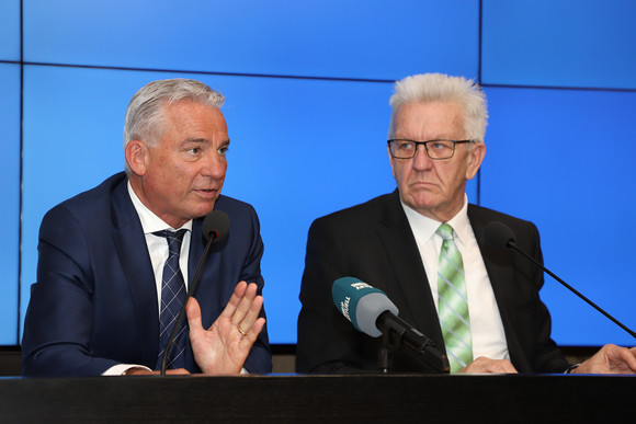 Pressekonferenz Großübungen von Polizei und Katastrophenschutz des Landes Ministerpräsident Winfried Kretschmann (r.) und Innenminister Thomas Strobl (l.) (Bild: Staatsministerium Baden-Württemberg)