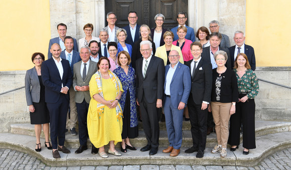 Landesregierung Auswärtige Kabinettssitzung in Bad Mergentheim Gruppenbild des Kabinetts vor dem Deutschordensschloss in Bad Mergentheim