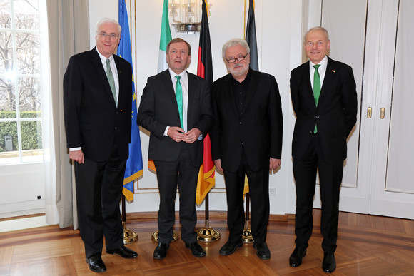 Gespräch Murawski empfängt Minister und Botschafter aus Irland v.l.n.r.: Der irische Botschafter Michael Collins, der irische Minister for Agriculture, Food and the Marine, Michael Creed, Staatsminister Klaus-Peter Murawski und der Honorarkonsul von Irland, Dr. Wolfgang Häfele