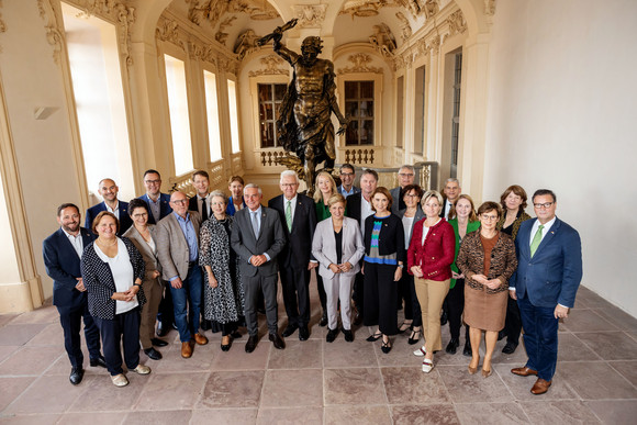 Landesregierung Auswärtige Kabinettssitzung in Rastatt Gruppenbild des Landeskabinetts im Residenzschloss Rastatt