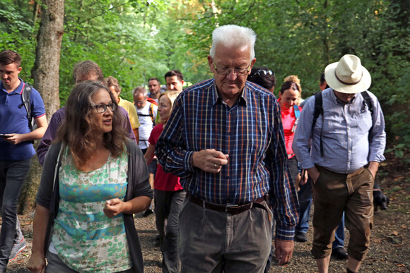 Sommertour Kretschmann wandert mit Bürgerinnen und Bürgern Wanderung zur Burg Hohenzollern: Ministerpräsident Winfried Kretschmann (r.) im Gespräch