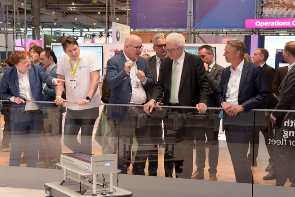 Wirtschaft Kretschmann besucht Hannover Messe Ministerpräsident Winfried Kretschmann (Mitte) am Stand von SAP