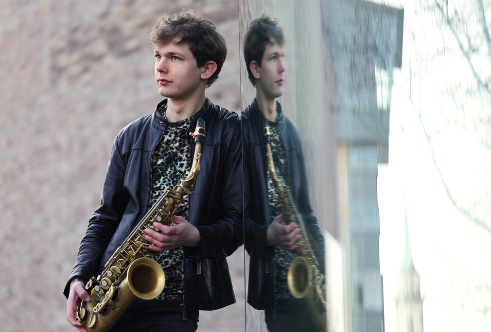 Der Musiker Jakob Manz mit Saxophon