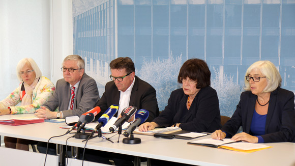 Flüchtlinge Neuer Flüchtlingsguide vorgestellt v.l.n.r.: Gudrun Heute-Bluhm (Geschäftsführerin des Städtetags), Ministerialdirektor Julian Würtenberger, Sozial- und Integrationsminister Manne Lucha und Staatsrätin Gisela Erler