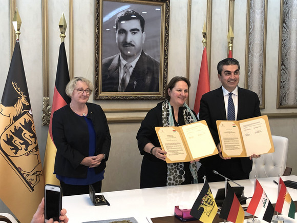 Kultur Delegationsreise in die Region Kurdistan-Irak Staatsministerin Theresa Schopper (M.) und der Gouverneur des Gouvernements Dohuk, Farhad Atrushi (r.), bei der Unterzeichnung eines Kooperationsabkommens im Bereich der humanitären Hilfe mit dem Land Baden-Württemberg, daneben Wissenschaftsministerin Theresia Bauer (l.)