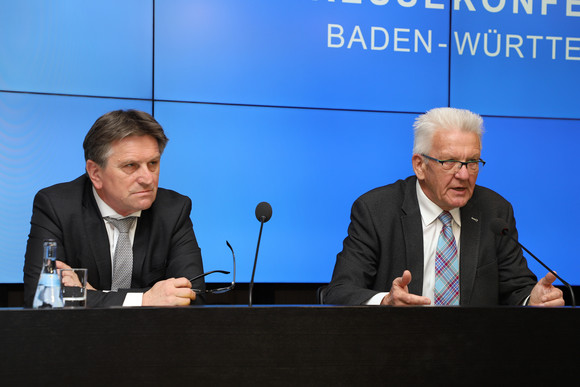 Pressekonferenz Kabinett bringt Änderung des Psychisch-Kranken-Hilfe-Gesetzes auf den Weg Ministerpräsident Winfried Kretschmann (r.) und Sozial- und Integrationsminister Manne Lucha (l.) bei der Regierungspressekonferenz (Bild: Staatsministerium Baden-Württemberg)