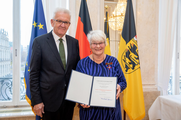 Tag des Ehrenamtes Kretschmann würdigt besonderes ehrenamtliches Engagement Ministerpräsident Winfried Kretschmann (l.) und Barbara Krahl (r.) (Bild: Staatsministerium Baden-Württemberg)
