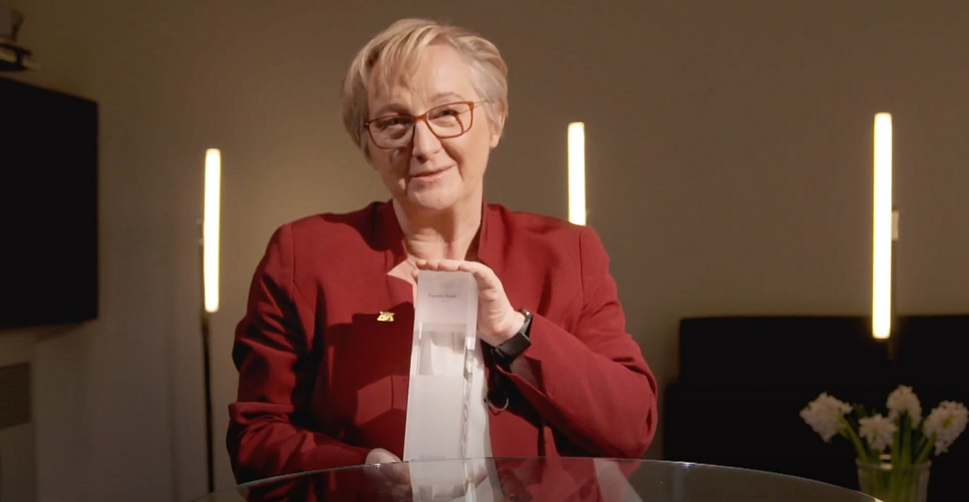 Ministerin Theresia Bauer mit der Trophäe "Wissenschaftsministerin des Jahres"