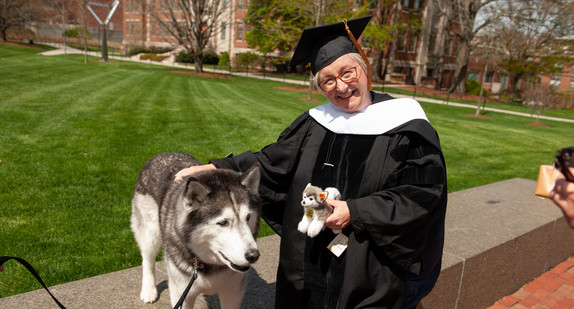 Wissenschaftsministerin Theresia Bauer mit Jonathan the Husky, dem Maskottchen der University of Connecticut