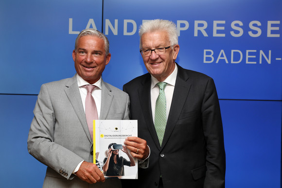 Pressekonferenz Auf dem Weg zur digitalen Leitregion Ministerpräsident Winfried Kretschmann (r.) und Digitalisierungsminister Thomas Strobl (l.) mit einer gedruckten Version des ersten Digitalisierungsberichts der Landesregierung Baden-Württemberg