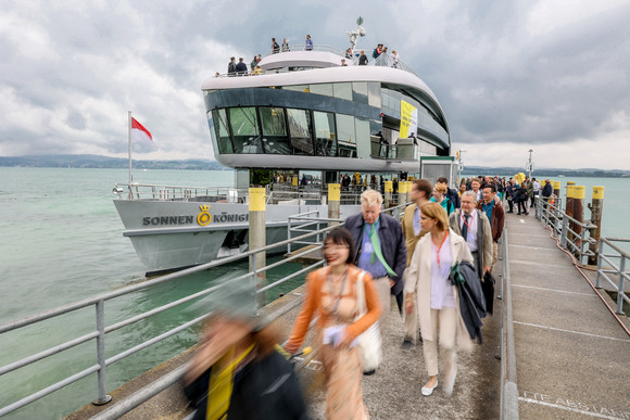 Das Schiff hat angelegt und die Ministerin geht an Land