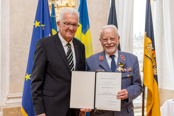 Auszeichnung Verdienstorden des Landes an 22 verdiente Persönlichkeiten Ministerpräsident Winfried Kretschmann (links) und Edmund Baur (rechts)