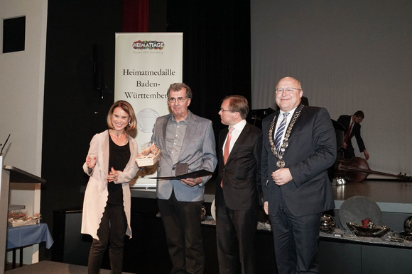 Bei der Überreichung der Heimatmedaille an Francis Guillaume, Foto: Christoph Kudala