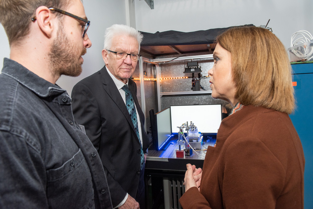 Hier sehen Sie Ministerin Olschowski und Ministerpräsident Kretschmann bei der Besichtigung der Universität Konstanz. 